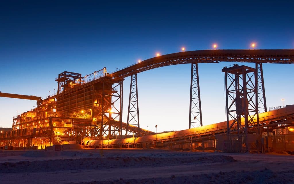 Planta industrial minera en operación nocturna