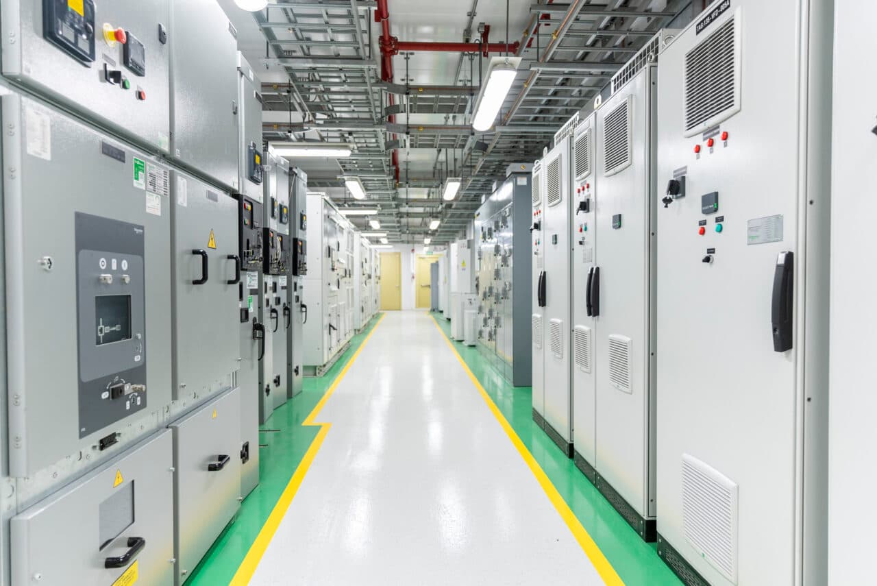 Sala eléctrica industrial con tableros de potencia